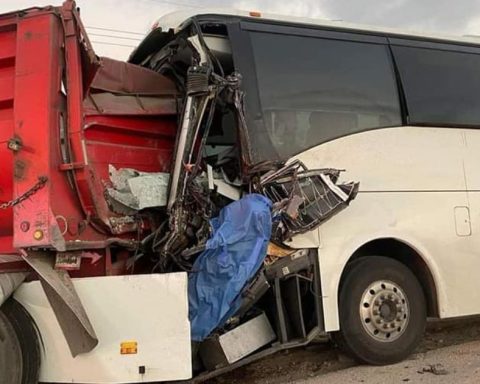 Autobús texano choca contra tráiler en carretera Saltillo-Zacatecas; deja un muerto y al menos 25 heridos