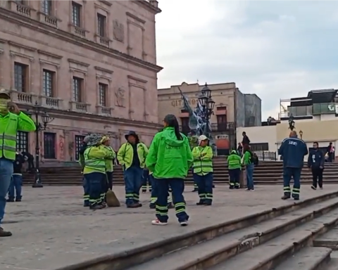 Trabajadoras del Ayuntamiento de Saltillo se encargan de limpiar pintas, tras la marcha del 8M