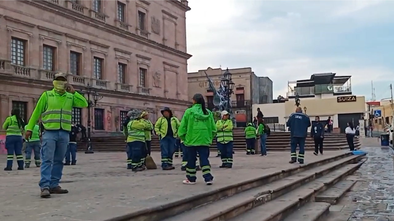 Trabajadoras del Ayuntamiento de Saltillo se encargan de limpiar pintas, tras la marcha del 8M