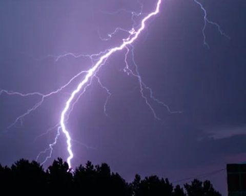 Noche de tormenta en Zaragoza causan estragos a viviendas