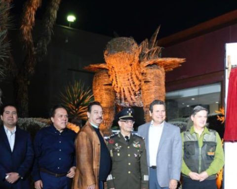 Crean dinosaurio con armas de fuego en el Museo del Desierto en Coahuila