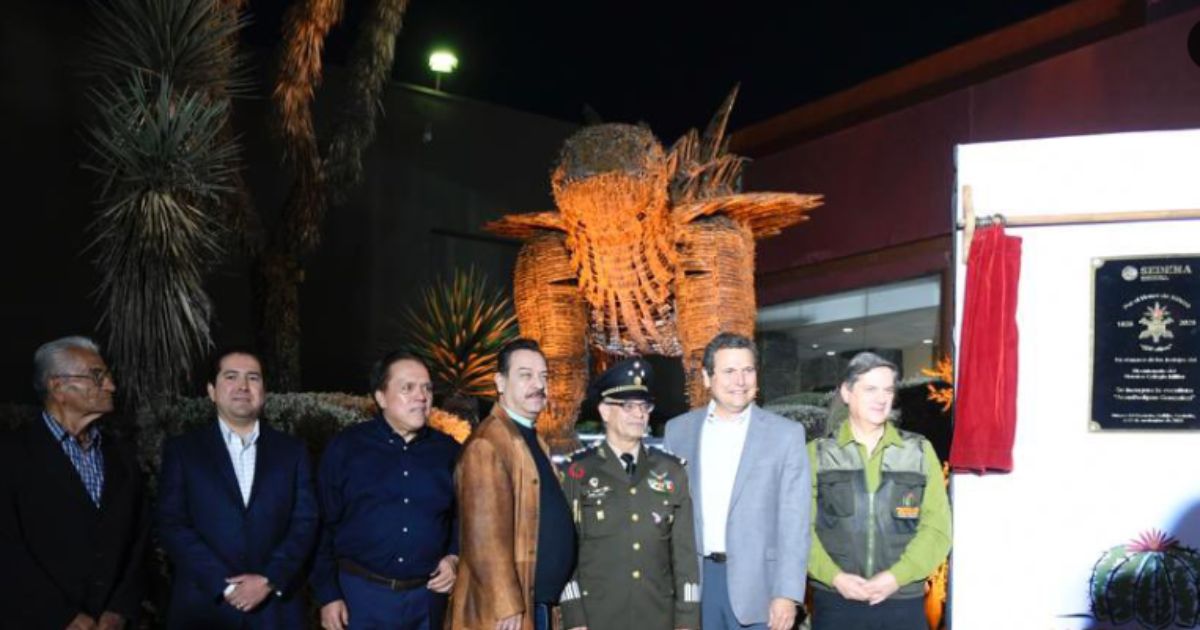 Crean dinosaurio con armas de fuego en el Museo del Desierto en Coahuila
