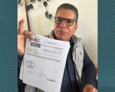 Raymundo Valadez, activista de la comunidad LGBTTIQ+, muestra el documento de su registro.