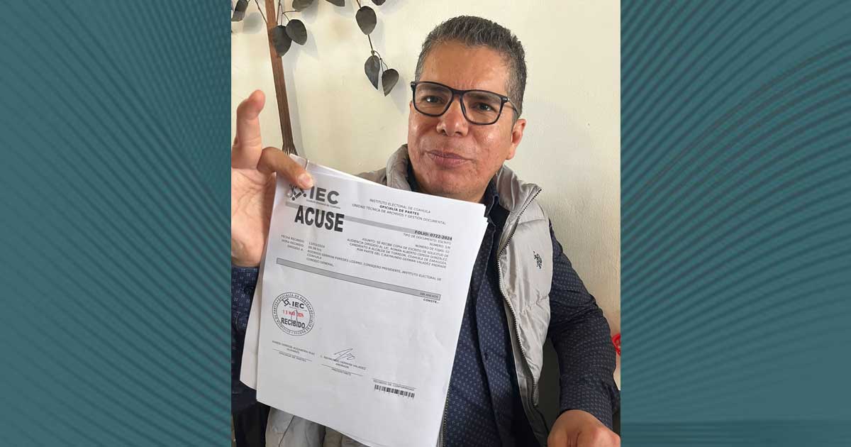 Raymundo Valadez, activista de la comunidad LGBTTIQ+, muestra el documento de su registro.