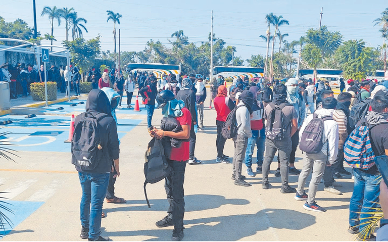 Normalistas de Ayotzinapa llegaron en seis camiones al palacio federal en Acapulco, para manifestarse por la muerte de su compañero.