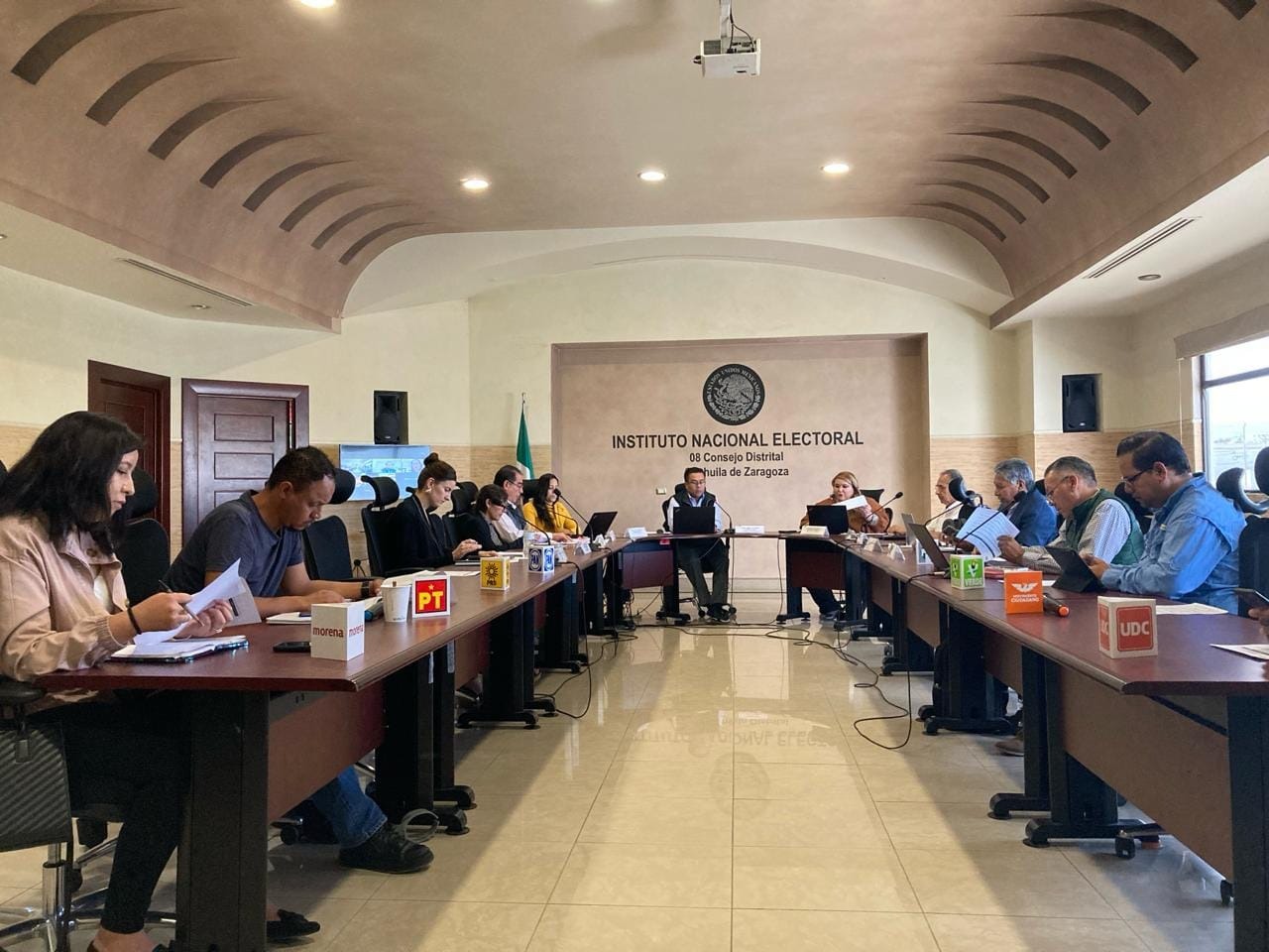 El INE se reunió para aprobar proyectos.