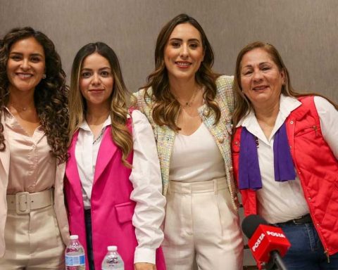 Cecilia Guadiana presentó el manifiesto junto con otras candidatas.