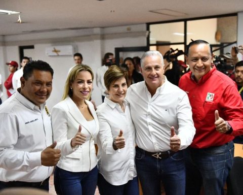Este domingo se registró Román Alberto Cepeda González como candidato a la alcaldía de Torreón.