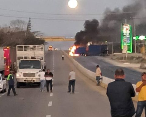 Decenas de vehículos quedaron incendiados.