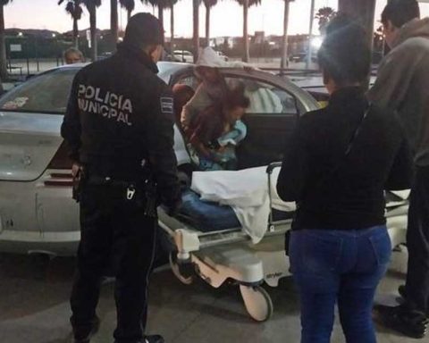 Los policías le abrieron paso rumbo al hospital.