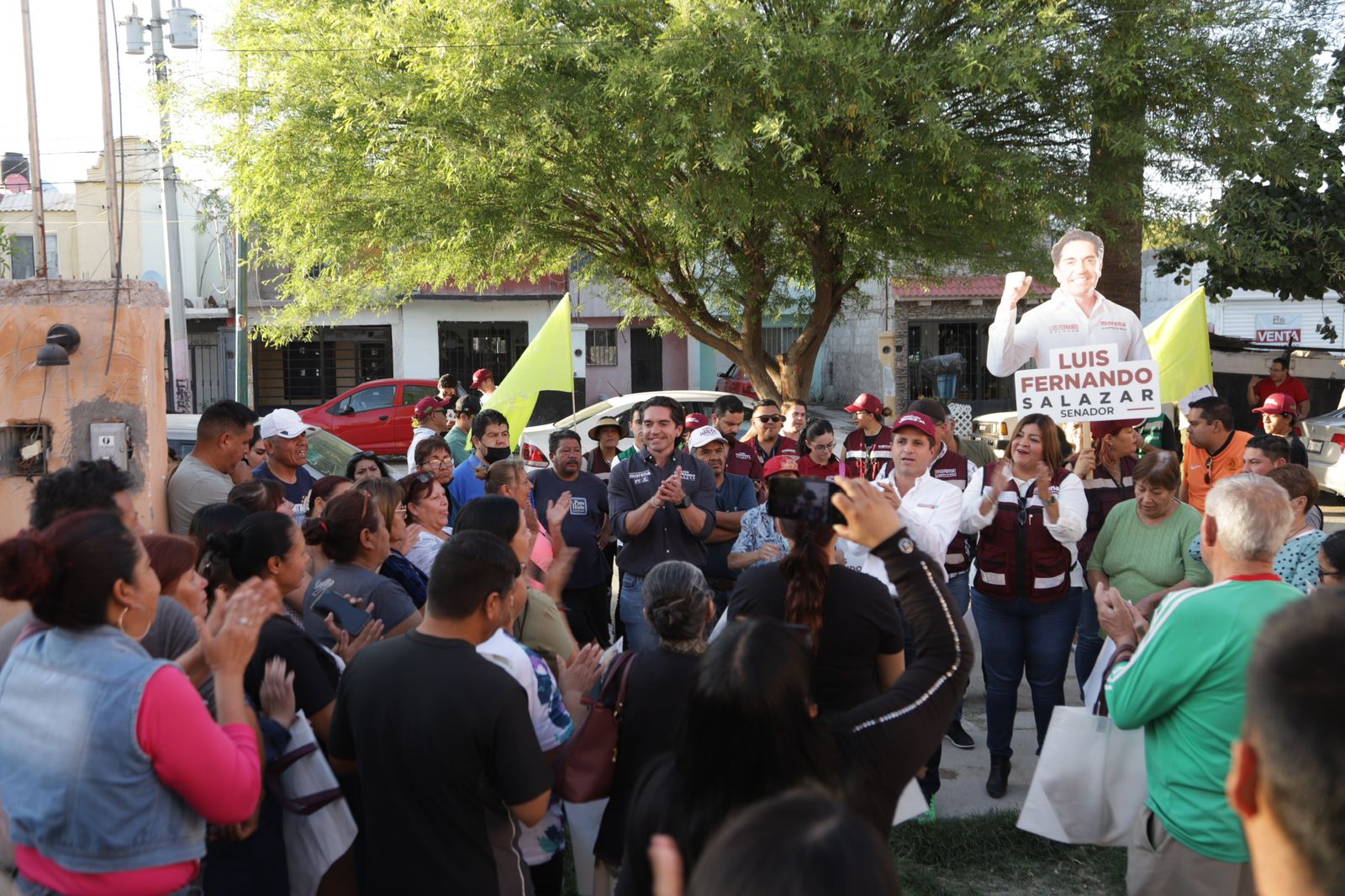 Recorre La Laguna el candidato al Senado por la coalición de Morena, PT y PV, Luis Fernando Salazar.