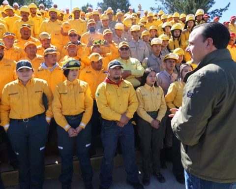 El gobernador Manolo Jiménez y cuerpos de bomberos.