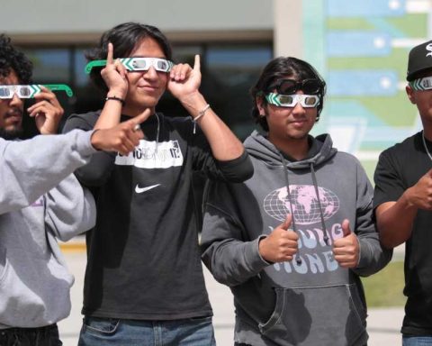 Los jóvenes podrán ver el eclipse el próximo 8 de abril.