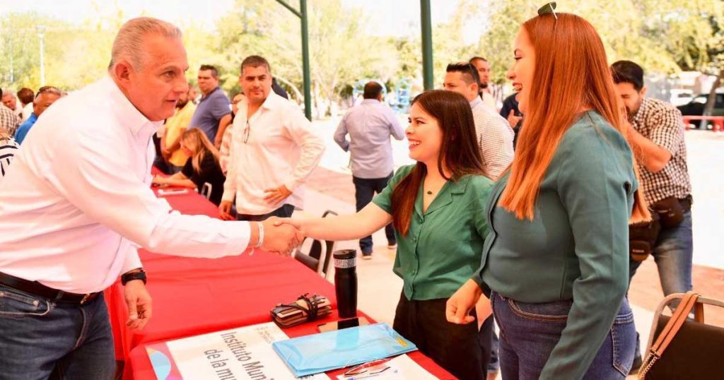 El alcalde Román Cepeda estuvo en la colonia Quintas del Nazas.