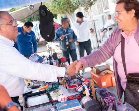 El candidato del PAN Sergio Lara estuvo en el tianguis La Rosita.