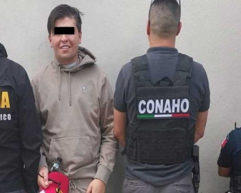 Aún después de la detención, el influencer continuaba sonriendo.