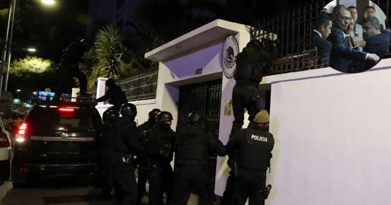 Policías ecuatorianos treparon los muros de la Embajada de México en Quito.