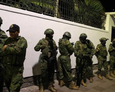 Policías afuera de la embajada de México en Ecuador.