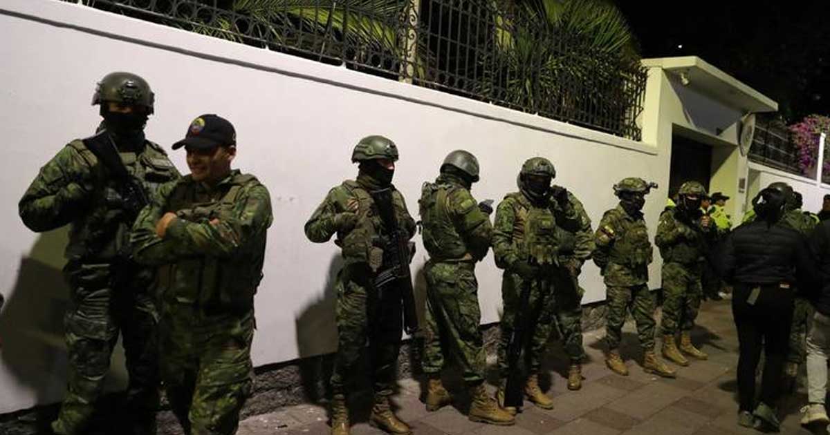 Policías afuera de la embajada de México en Ecuador.