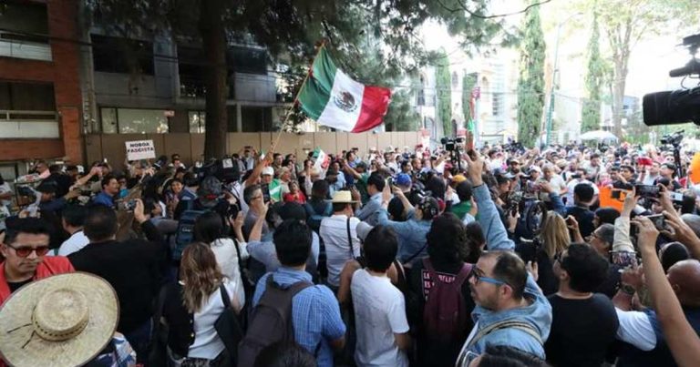 Un grupo de manifestantes protestó afuera de la embajada de Ecuador en México.