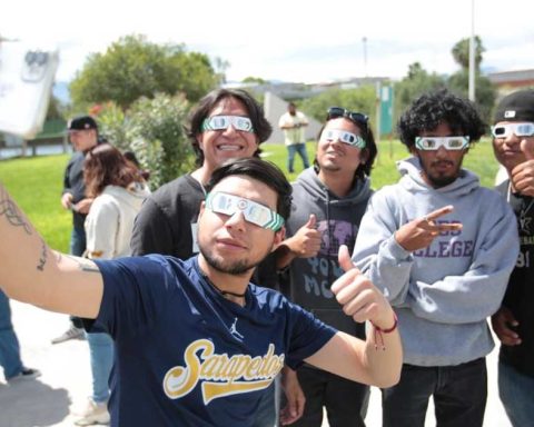 La mejor forma de observar el eclipse es con lentes especiales.