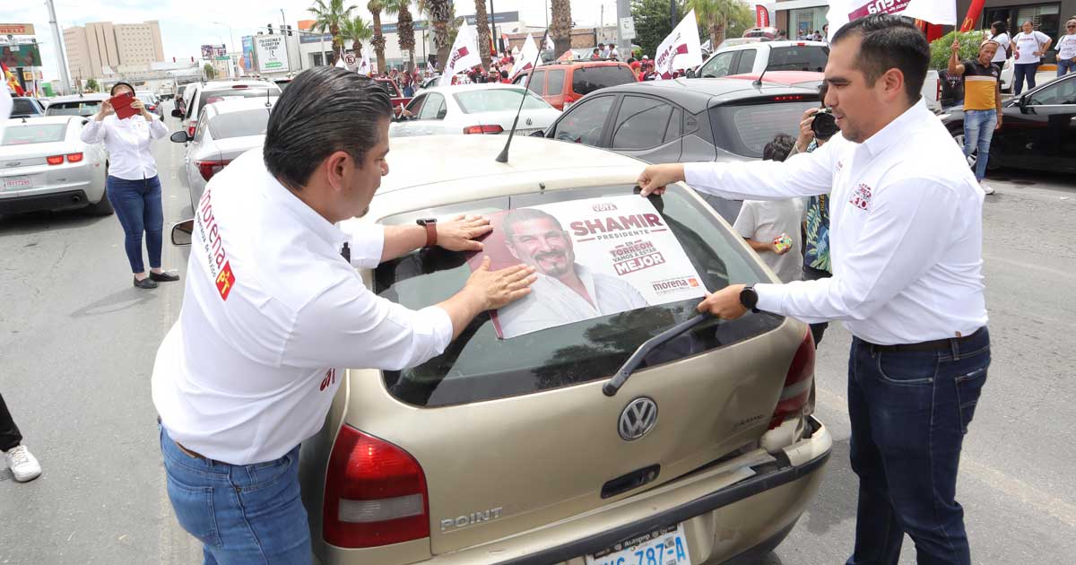 El candidato comenzó con la pega de calcas en cruceros.