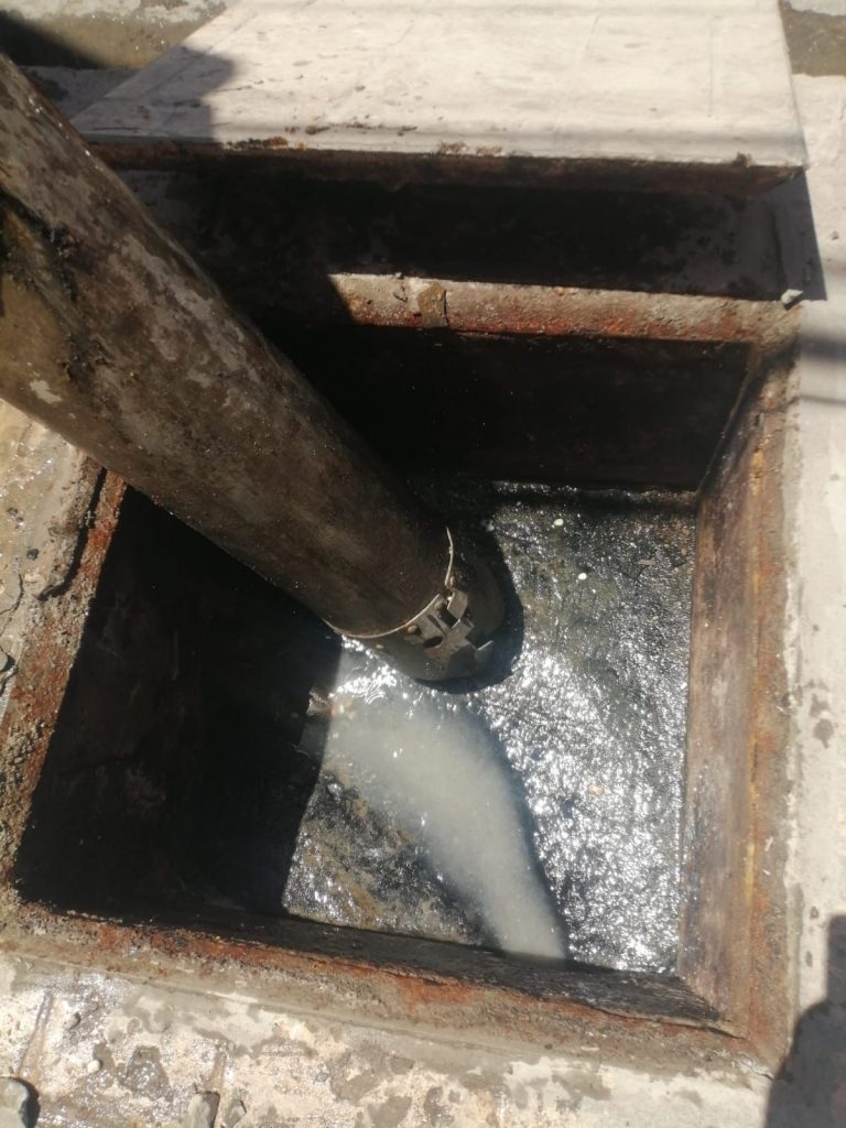 La basura en los drenajes provoca taponamientos.