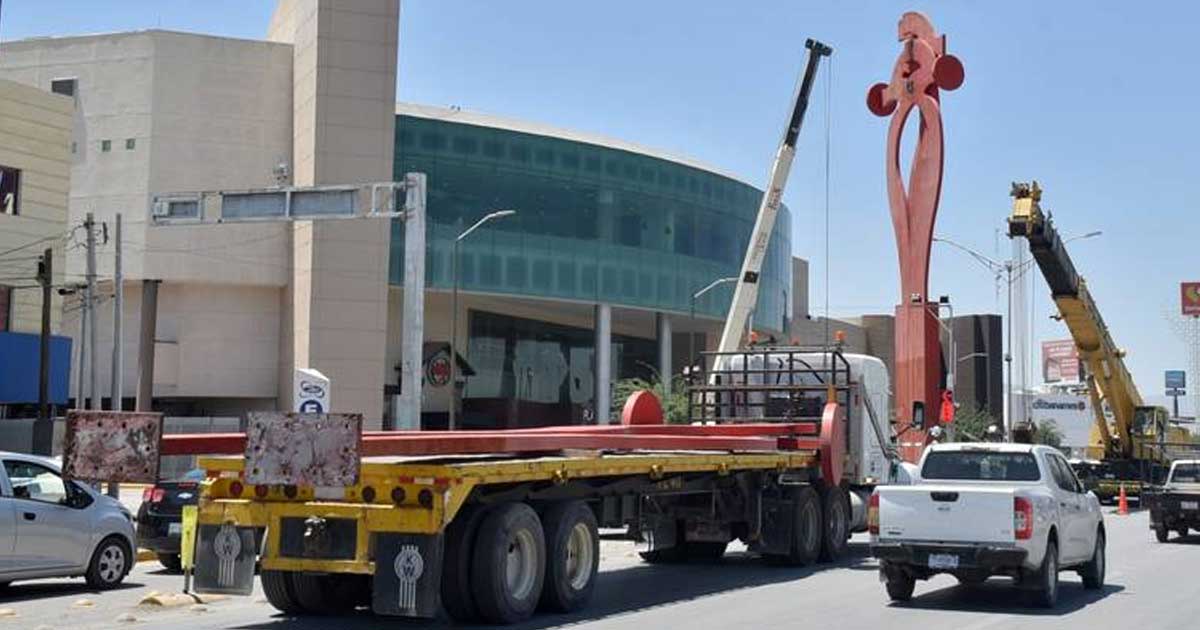 Escultura urbana “Flor del Desierto”