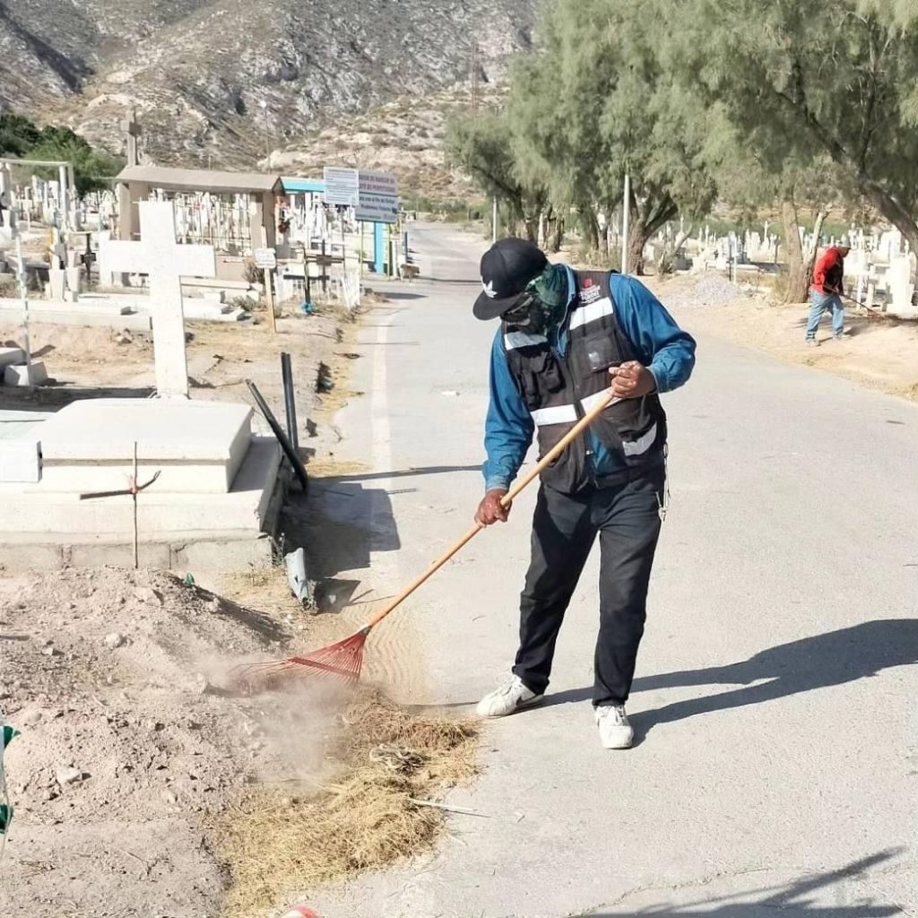 Realizan limpieza en el panteón previo al 10 de mayo.