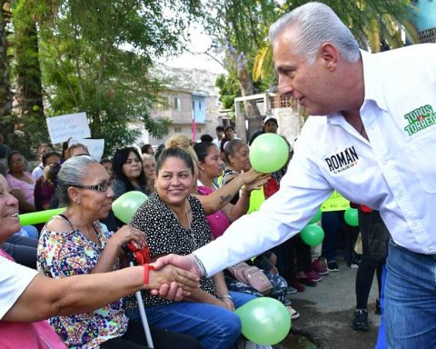 Román Cepeda en su recorrido por colonias.