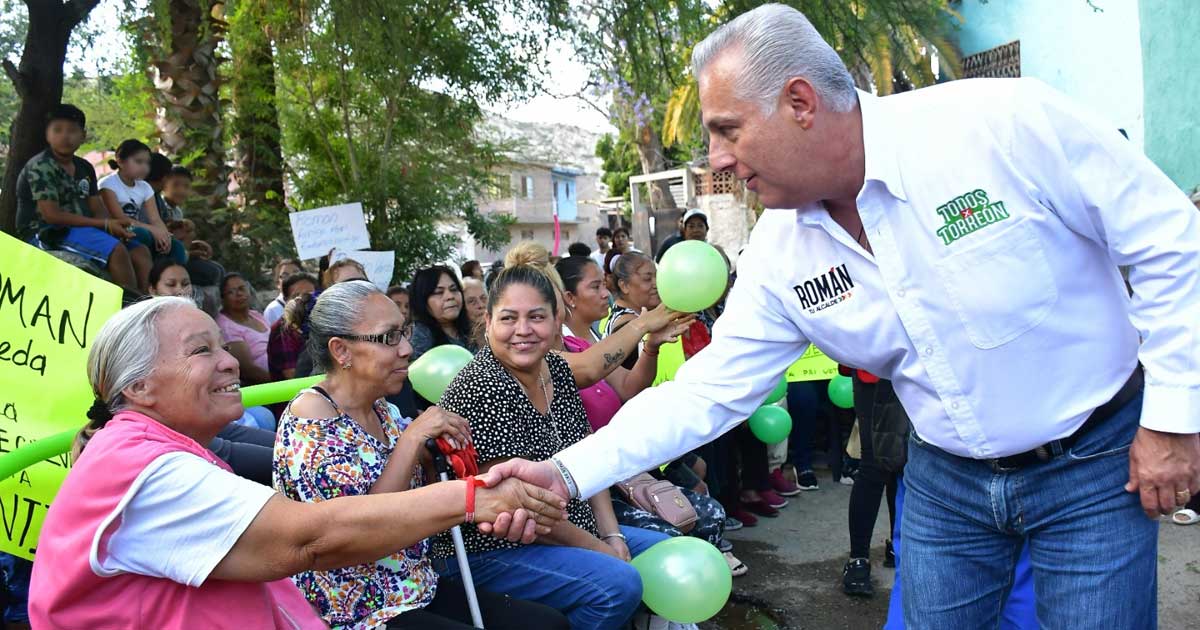 Román Cepeda en su recorrido por colonias.