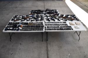 Sobre las mesas hay 83 armas, 680 rondas de municiones, 172 cargadores, cuatro visores, siete fundas y un láser.