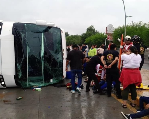 Vuelca autobús