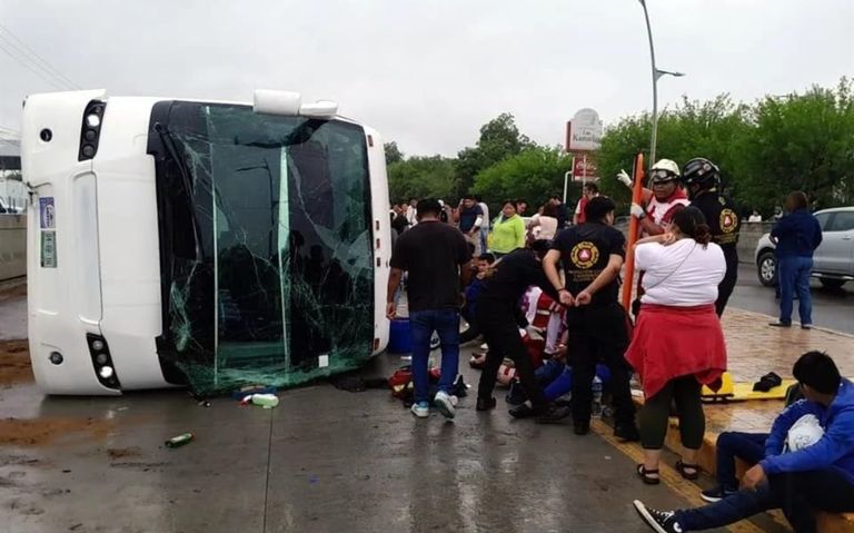 Vuelca autobús