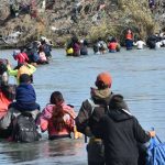 Migrantes en el Río Bravo.