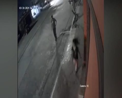 Una cámara de seguridad captó a la niña correr asustada.