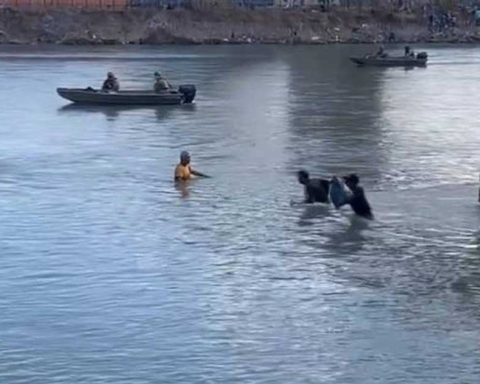 Migrantes cruzando el Río Bravo