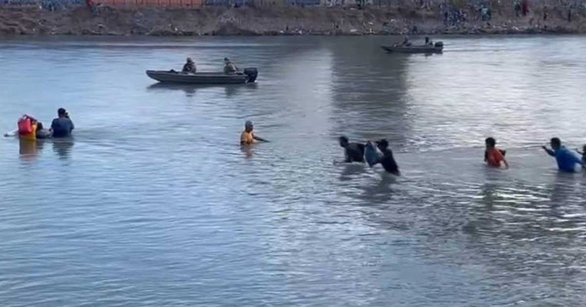 Migrantes cruzando el Río Bravo