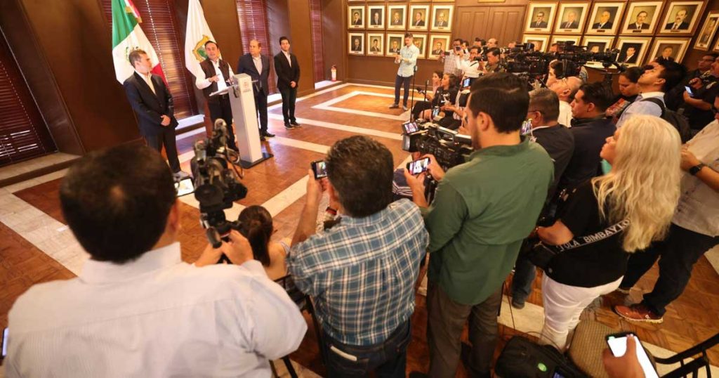 Manolo Jiménez, gobernador de Coahuila, en conferencia de prensa.