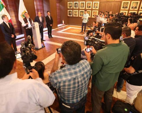 Manolo Jiménez, gobernador de Coahuila, en conferencia de prensa.