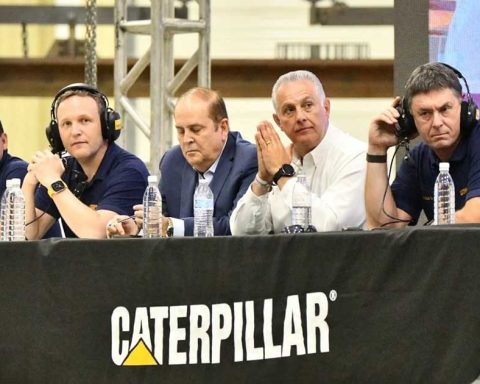 El alcalde Román Cepeda estuvo en el aniversario 25 de Caterpillar