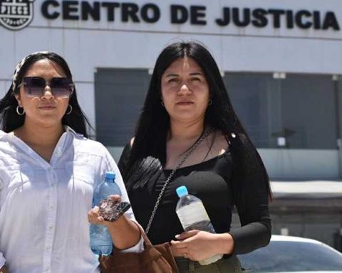Una vez más, las hijas de Rosalinda Valenzuela acudieron al Centro de Justicia Penal.
