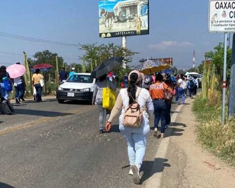 Maestros de la CNTE bloquearon el aeropuerto de Oaxaca.
