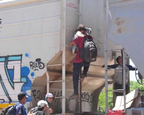 Los migrantes se lesionan cuando viajan en el tren.