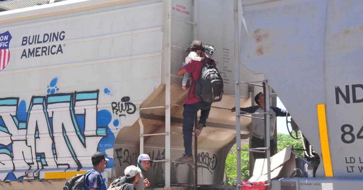 Los migrantes se lesionan cuando viajan en el tren.