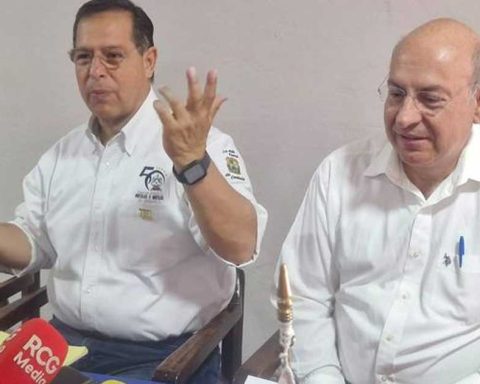 Conferencia de prensa de empresarios interesados en una nueva ruta