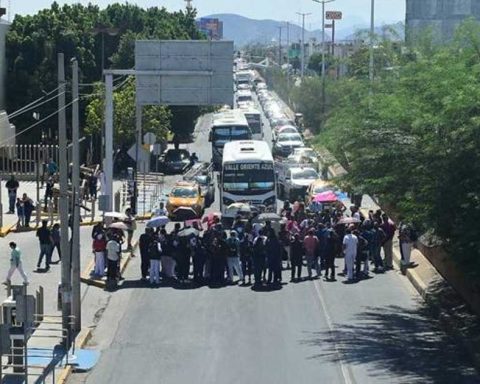 Trabajadores del IMSS bloquean bulevar Revolución