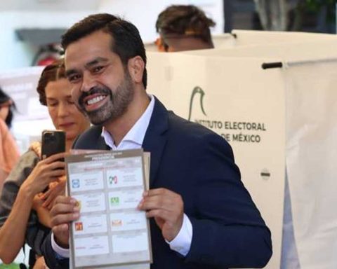 Jorge Álvarez Máynez votando