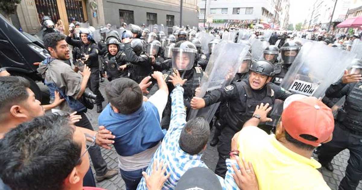 Manifestantes se enfrentan maestros