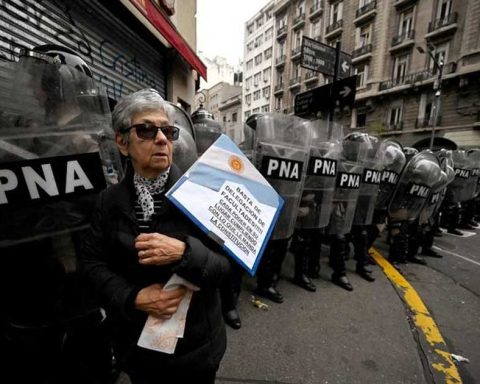 Reprimen a manifestantes en Argentina